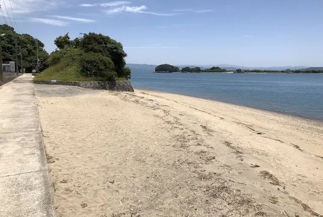 小島公園海水浴場の砂浜