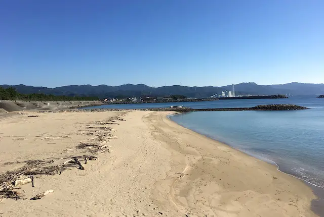 富岡海水浴場の砂浜