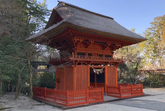 六殿神社の楼門