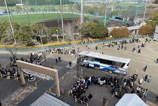 アイビースタジアム前の選手バスとファン