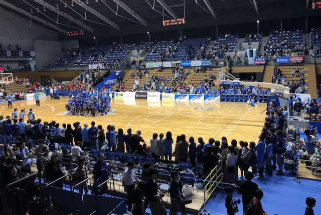 島根スサノオマジックの試合終了後のハイタッチ