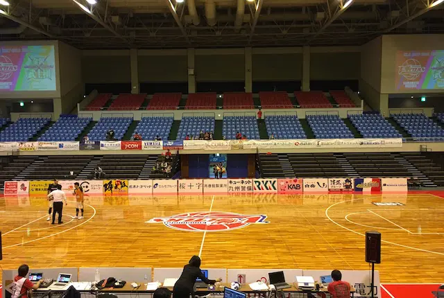 熊本県立総合体育館の入場口とメインスタンド