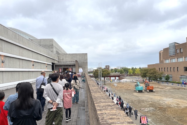 富山市総合体育館の入場を待つ列