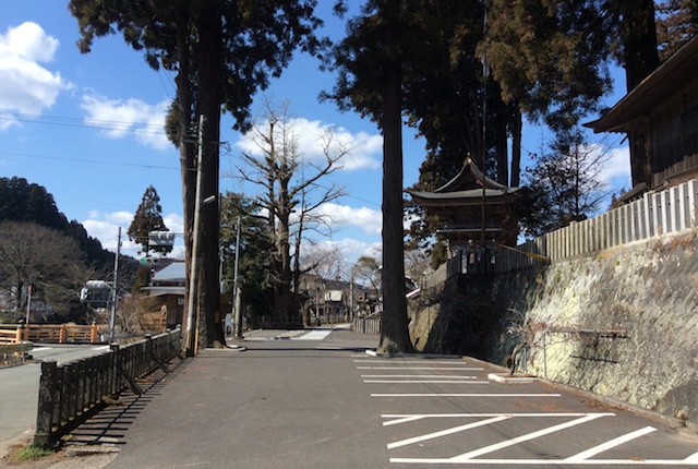 小国両神社の駐車場