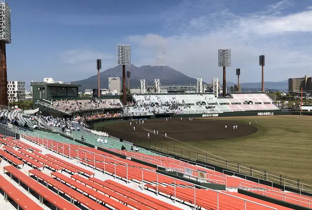 平和リース球場の内野席