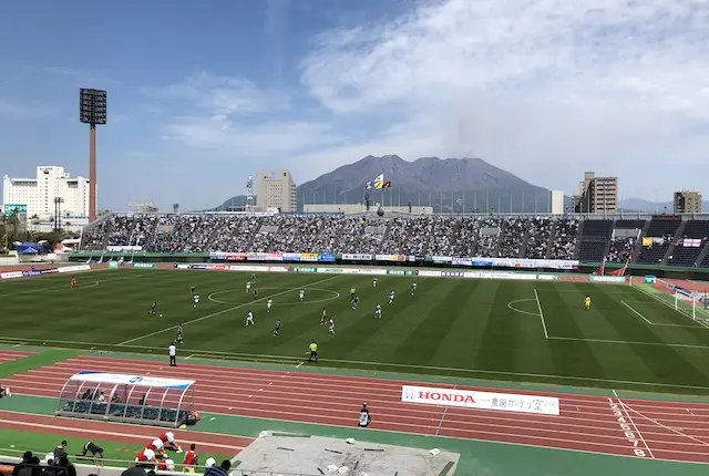 白波スタジアムと桜島