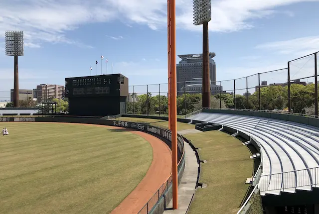 平和リース球場の外野スタンド