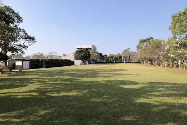 出水市陸上競技場前の芝生広場