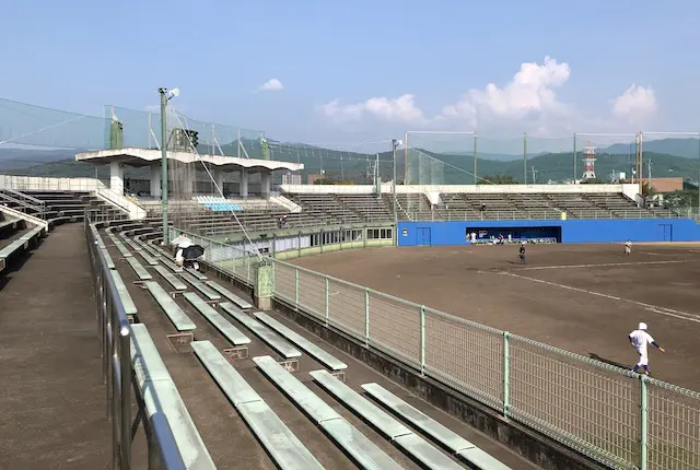 出水市野球場の内野スタンド