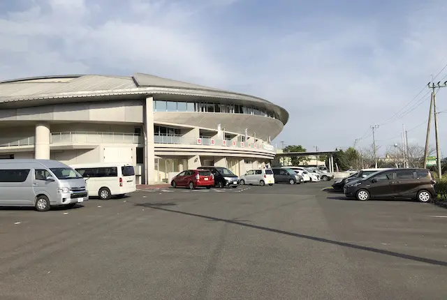 おおくすアリーナの駐車場