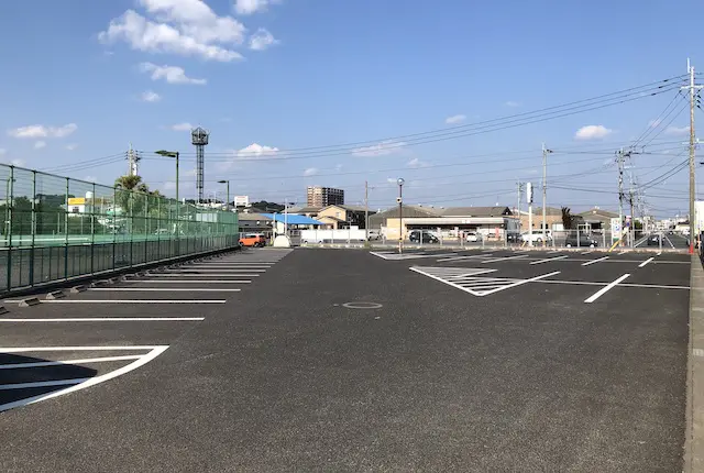 東開庭球場の駐車場