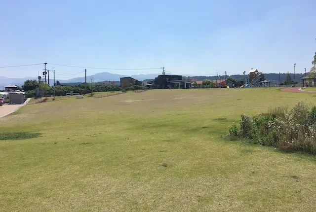 鼻ぐり井手公園の芝生広場