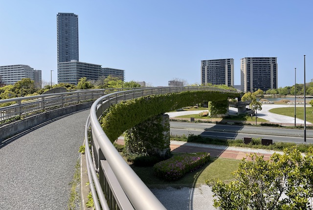 アイランドシティ中央公園の歩道橋