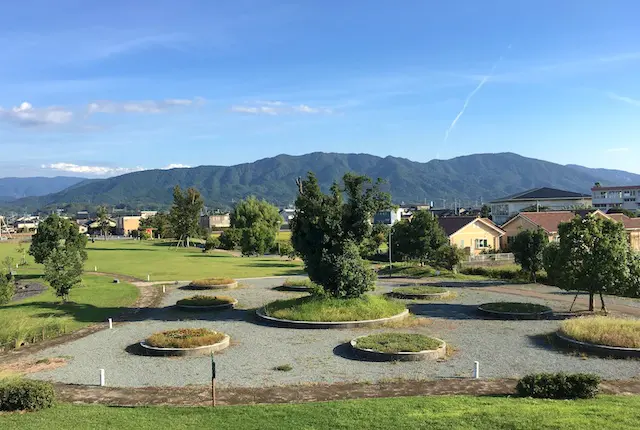 鏡ヶ池公園の花畑の広場