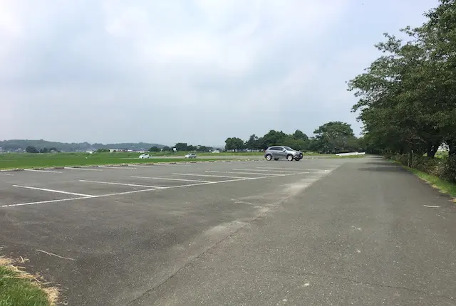 鴨川河畔公園の駐車場