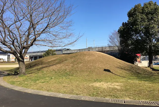 刈草中央公園の築山