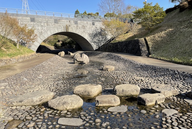 高田濃施山公園の水辺の子供広場