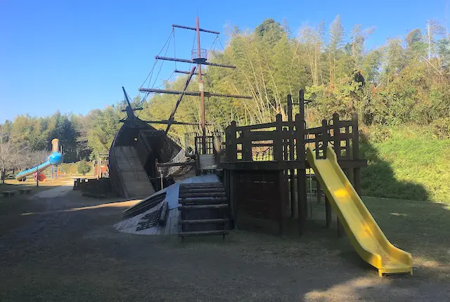 塚原古墳公園の海賊船遊具