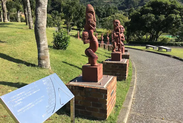 芦北海浜総合公園に並ぶマオリ像