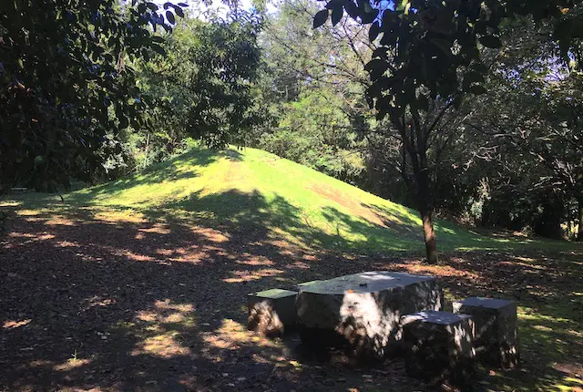 飯高山公園の築山