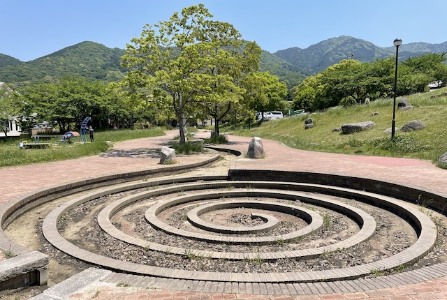 西油山中央公園の水路