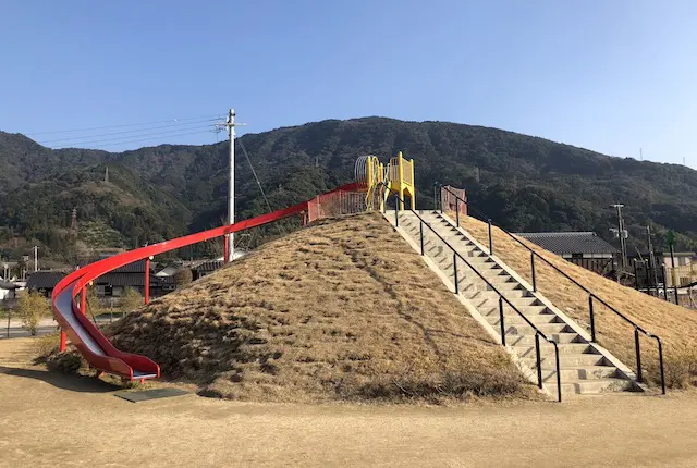 龍峯やまびこ公園の築山すべり台