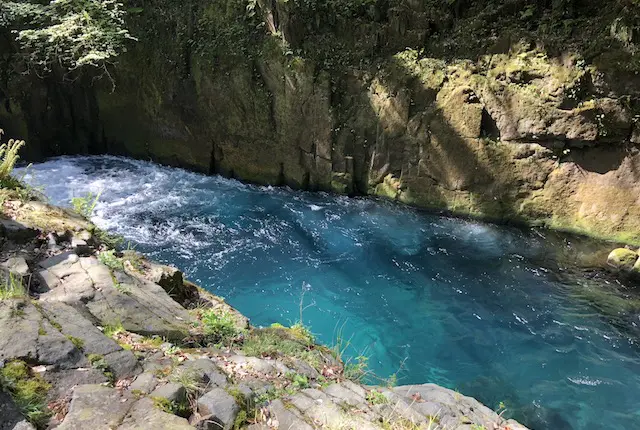 菊池渓谷のコバルトブルーの水面