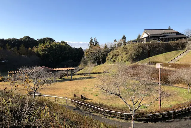 弓道場下の芝生広場