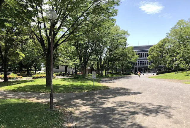 体育館のエントランス広場