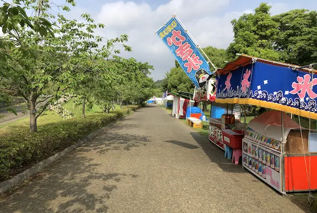 出店の並ぶ遊歩道