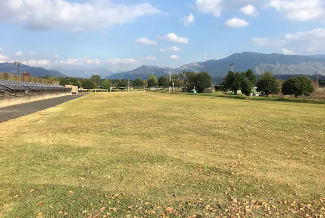 球技場横の広場