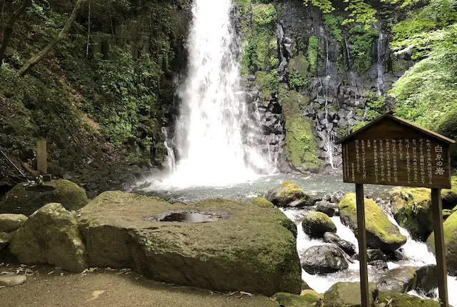 白糸の岩