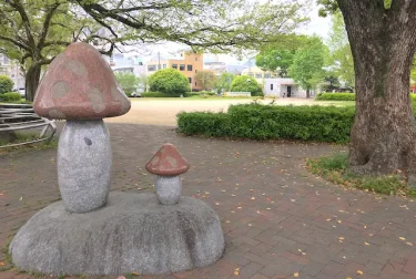 堂免公園（熊本市中央区）市立図書館近くのキノコが目印の公園