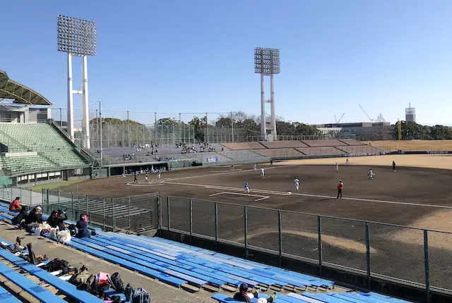 リブワーク藤崎台球場の一塁側スタンド