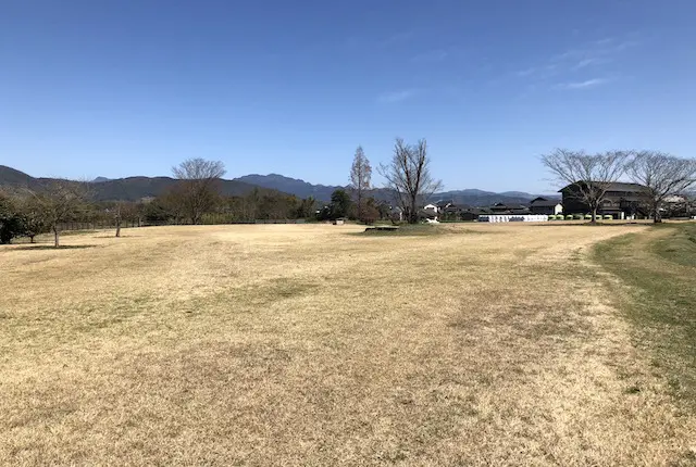 方保田東原遺跡公園の芝生広場