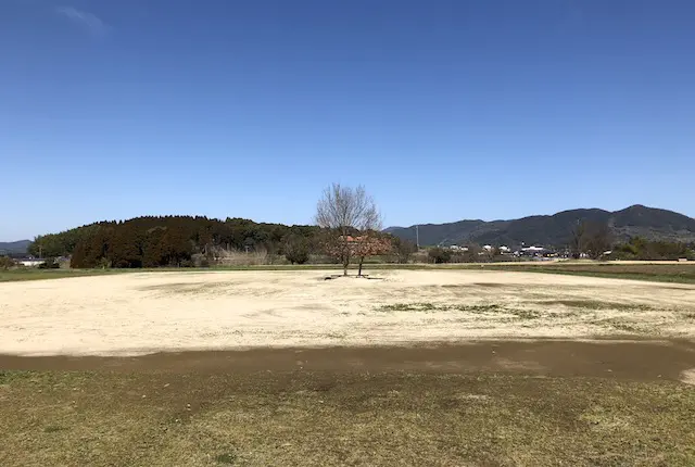 方保田東原遺跡公園のグラウンド