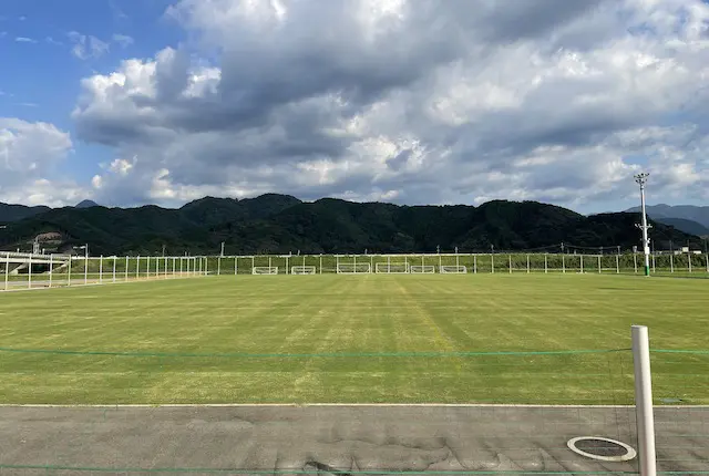 緑川リバーサイドパークの天然芝サッカー場