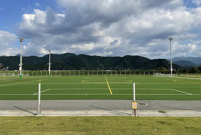 緑川リバーサイドパークの人工芝サッカー場