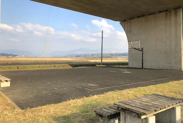 みらい大橋公園のバスケットボールコート