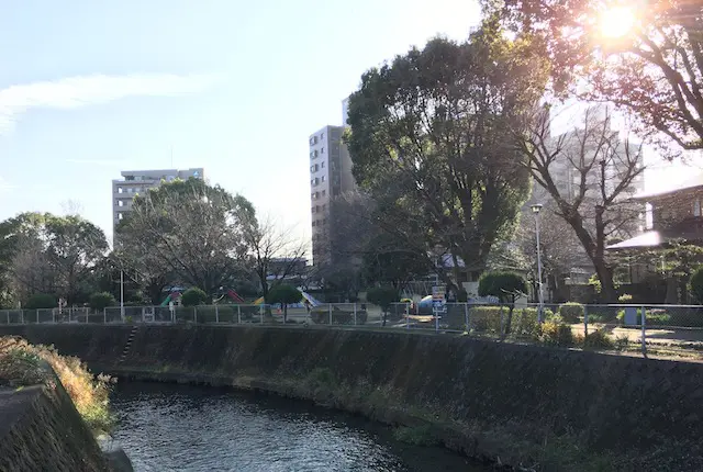 水路沿いにある公園