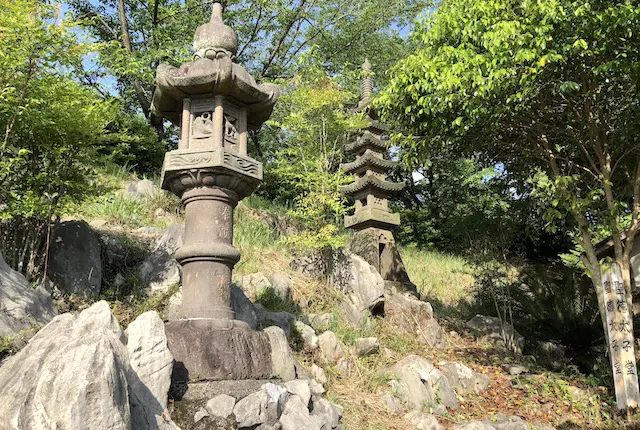 東片自然公園の灯籠