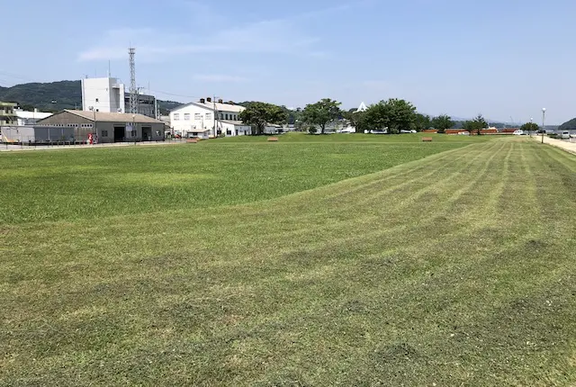 三角東港広場の緑地公園