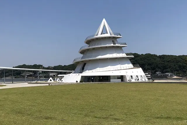 三角東港広場の海のピラミッド