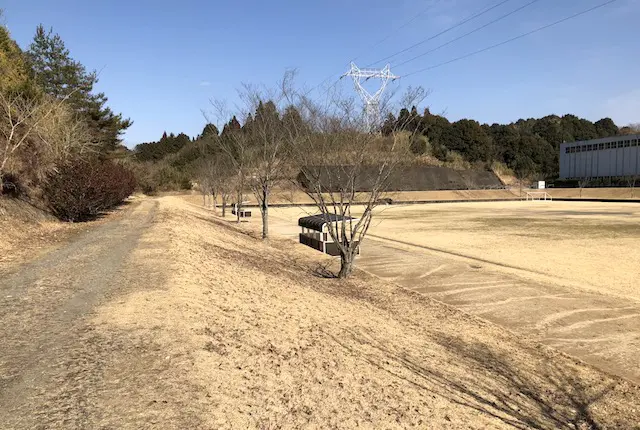 梢山地区多目的グラウンドの土手