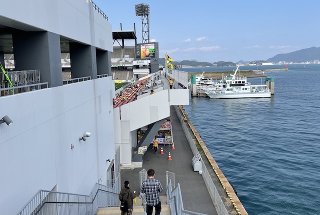 ミクニワールドスタジアムのバックスタンドと海