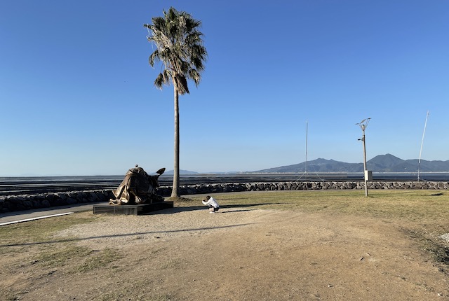 長部田海床路のジンベエ像