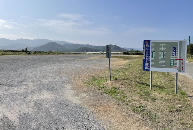 桷志田サッカー競技場の駐車場