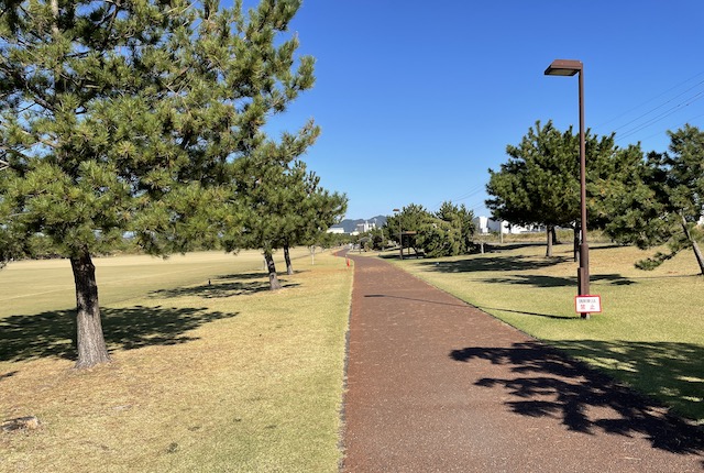 しおかぜ公園の遊歩道