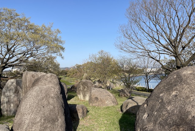 みなと100年公園の岩山広場