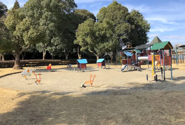 岡留公園の砂場と遊具